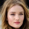 Rosie Huntington-Whiteley, très en beauté, au défilé Burberry Prorsum à Londres, le 20 février 2012.