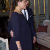 La princesse Victoria de Suède lors de sa dernière apparition officielle avant son accouchement, le 21 février 2012 à l'occasion d'un déjeuner pour la présidente finlandaise Tarja Halonen. Moins de 48 heures plus tard, elle mettait au monde le 23 février à l'hôpital Karolinska une petite princesse de 51 cm et 3,2 kg, son premier enfant avec le prince Daniel.