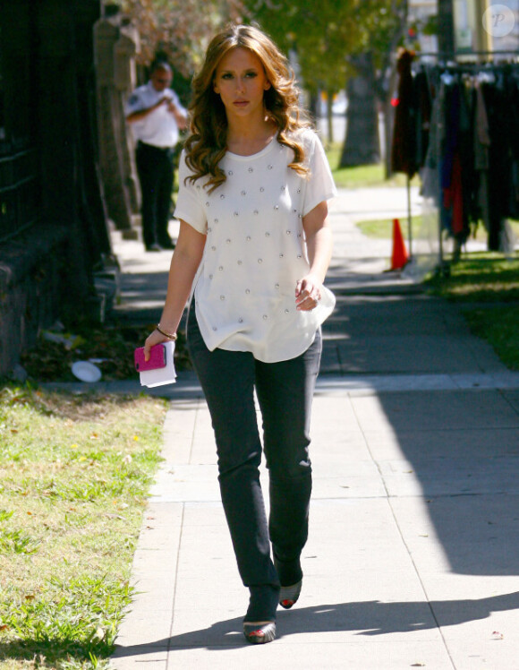 Jennifer Love Hewitt  est radieuse sur le tournage de The Client List, à Los Angeles, le 21 février 2012