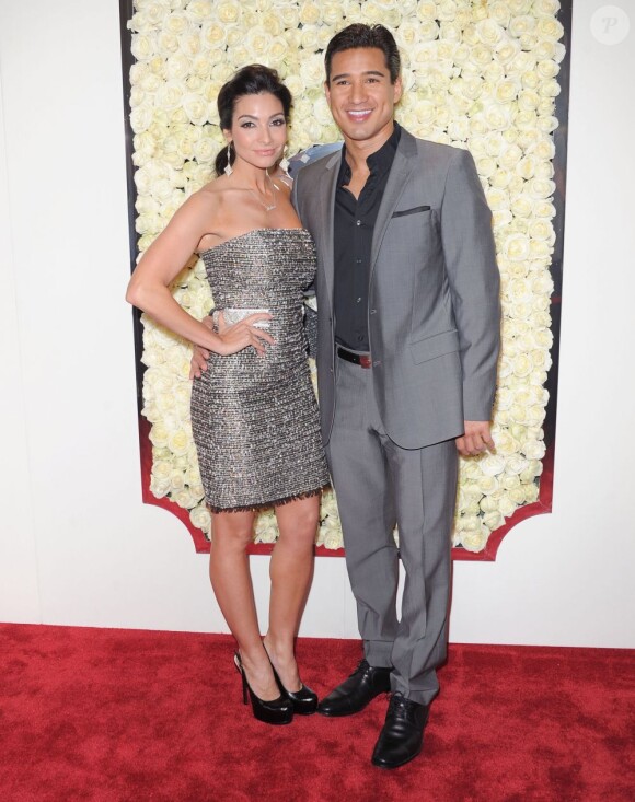 Le présentateur télé Mario Lopez et sa fiancé eCourtney Mazza lors du QVC Red Carpet Style Event à Los Angeles, le 23 février 2012.