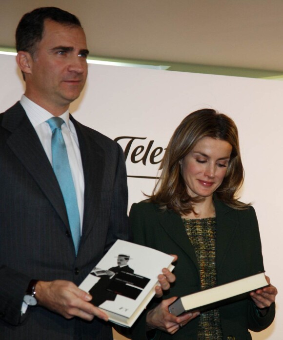 Felipe et Letizia d'Espagne présentaient le 23 février 2012 la réédition des oeuvres complètes du philosophe José Ortega Y Gasset au siège de la Fundacion Ortega-Marañon.