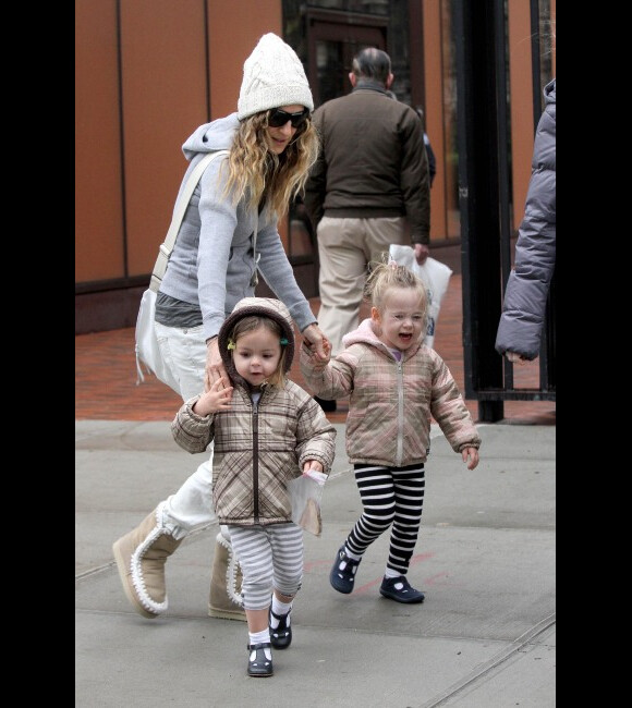 Sarah Jessica Parker et ses jumelles Tabitha et Marion le 24 février 2012 à New York