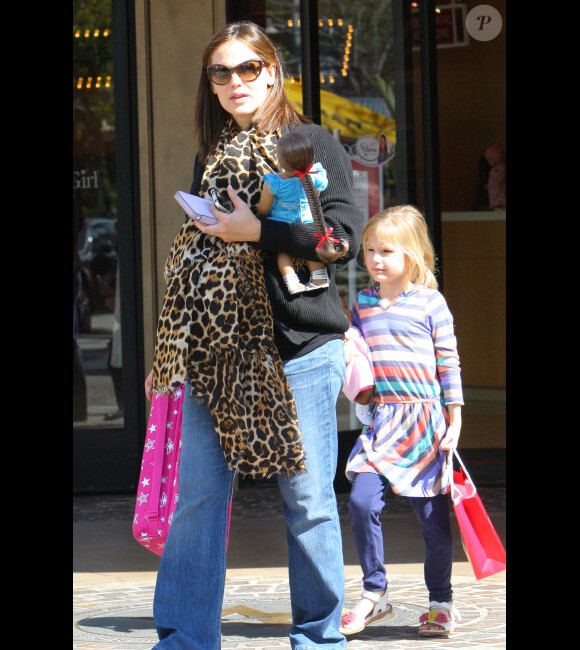 Jennifer Garner, enceinte, et sa fille Violet, le 24 février 2012 à Los Angeles