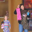 Jennifer Garner, enceinte, et sa fille Violet sortent d'une boutique de jouets, le 24 février 2012 à Los Angeles