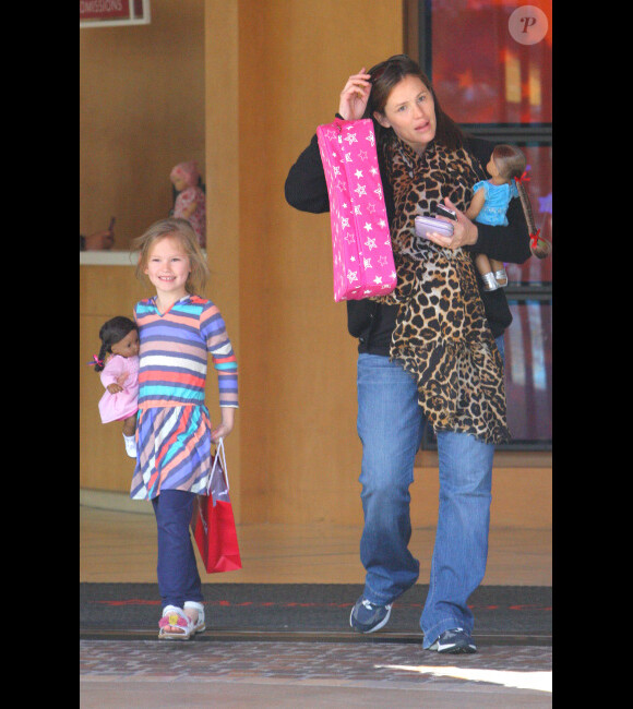 Jennifer Garner, enceinte, et sa fille Violet sortent d'une boutique de jouets, le 24 février 2012 à Los Angeles