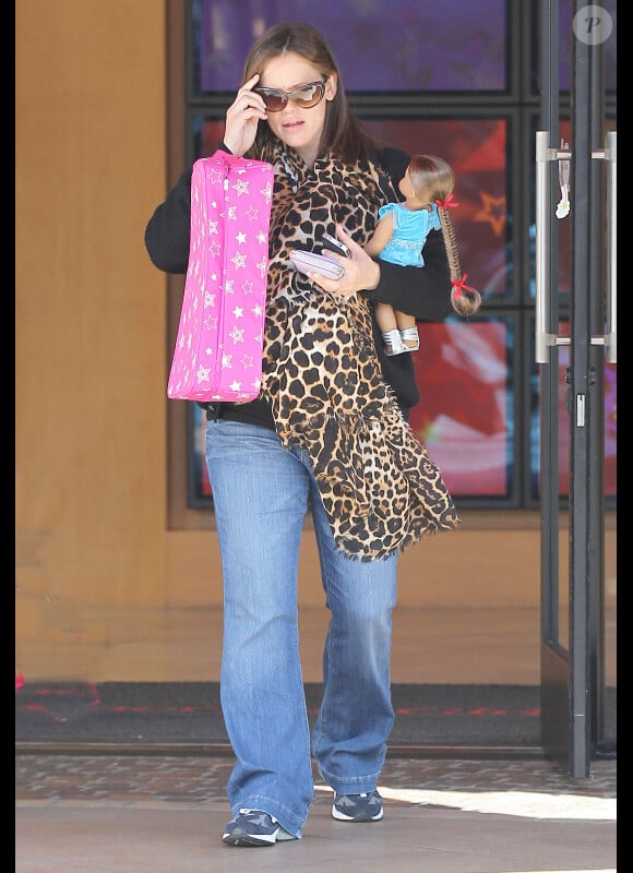 Jennifer Garner et sa fille Violet sont allées acheter des poupées, à Los Angeles, le 24 février 2012