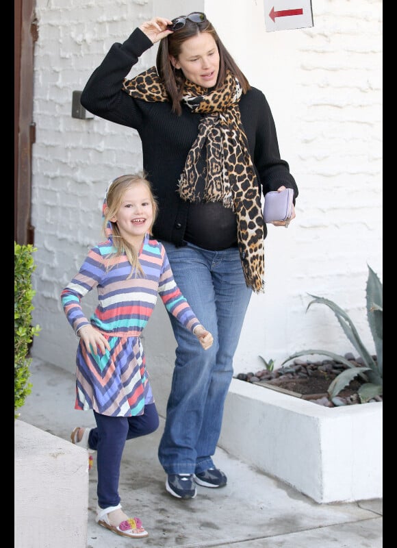 Jennifer Garner, enceinte, et sa fille Violet se baladent le 24 février à Los Angeles