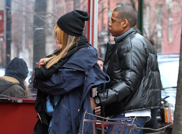 Beyoncé Knowles et Jay-Z étaient de sortie avec leur bébé d'un mois et demi, Blue Ivy Carter, dans West Village à New York pour un déjeuner en famille chez Sant Ambroeus. La première sortie publique de Blue Ivy...