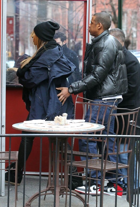 Jay-Z, attentionné, et Beyoncé Knowles étaient de sortie avec leur bébé d'un mois et demi, Blue Ivy Carter, dans West Village à New York pour un déjeuner en famille chez Sant Ambroeus. La première sortie publique de Blue Ivy...