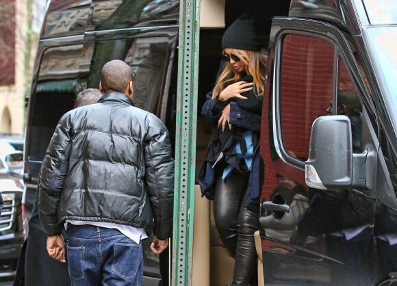 Jay-Z veille au grain.
Beyoncé Knowles et Jay-Z étaient de sortie avec leur bébé d'un mois et demi, Blue Ivy Carter, dans West Village à New York pour un déjeuner en famille chez Sant Ambroeus. La première sortie publique de Blue Ivy...