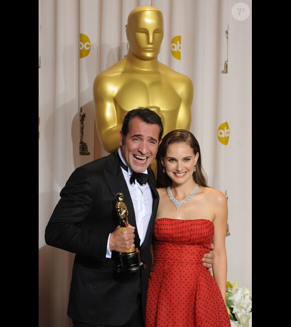 Jean Dujardin, Oscar du meilleur acteur, et Natalie Portman, le 26 février 2012 à Los Angeles.