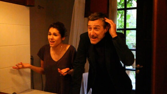 Antoine de Caunes en roi du brushing. Despina Ricci a invité une pléiade de people pour le clip du single-titre de son album, What I Am, pour un effet décoiffant !