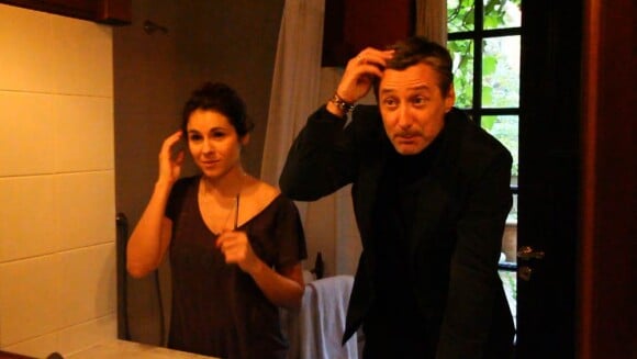 Antoine de Caunes en roi du brushing. Despina Ricci a invité une pléiade de people pour le clip du single-titre de son album, What I Am, pour un effet décoiffant !