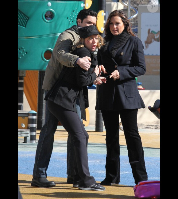 Chloë Sevigny, Danny Pino et Mariska Hargitay sur le tournage de New York Unité Spéciale, à New York, le 27 février 2012