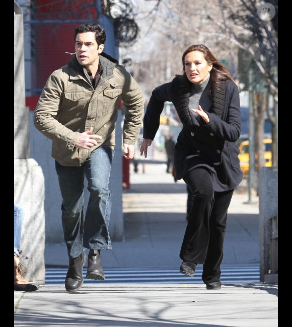 Danny Pino et Mariska Hargitay en pleine action sur le tournage de New York Unité Spéciale, à New York, le 27 février 2012