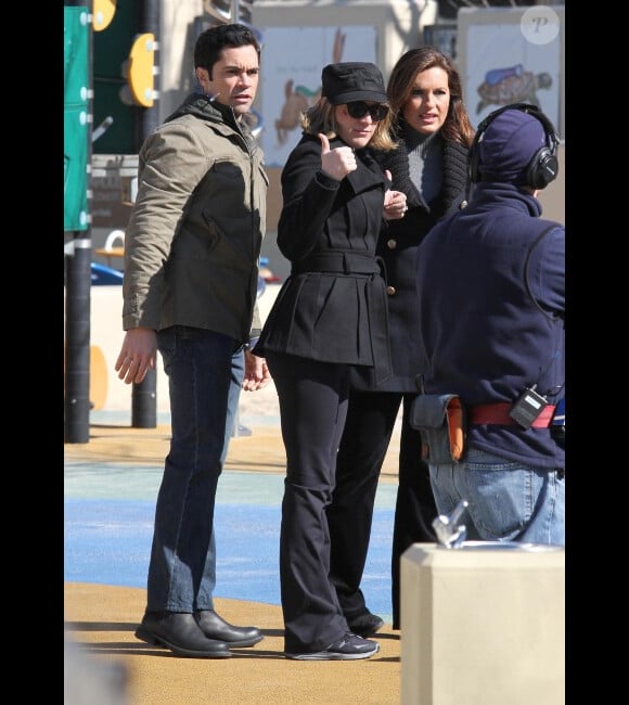 Danny Pino, Chloë Sevigny et Mariska Hargitay sur le tournage de New York Unité Spéciale, à New York, le 27 février 2012