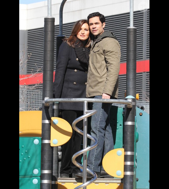 Danny Pino et Mariska Hargitay sur le tournage de la série New York Unité Spéciale, à New York, le 27 février 2012