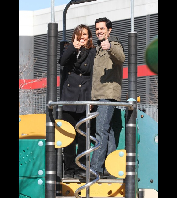 Danny Pino et Mariska Hargitay, tout sourire, sur le tournage de New York Unité Spéciale, à New York, le 27 février 2012