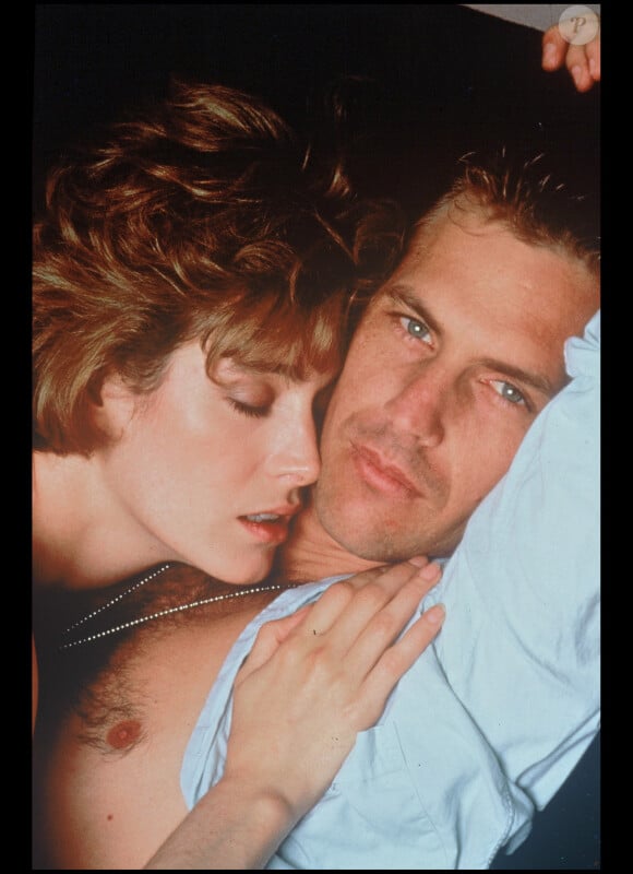 Sean Young et Kevin Costner dans le film À sens unique (1987)