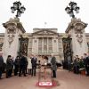 Spectacle rare devant les grilles de Buckingham Palace : la reine Elizabeth II inaugurait le 29 février 2012 la dernière des 542 plaques du Jubilee Greenway reliant le palais royal au village olympique et autres lieux de Londres.