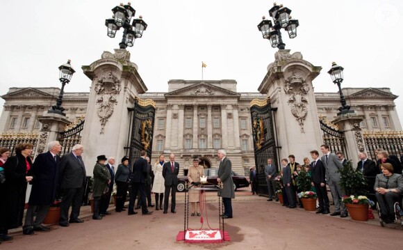 Spectacle rare devant les grilles de Buckingham Palace : la reine Elizabeth II inaugurait le 29 février 2012 la dernière des 542 plaques du Jubilee Greenway reliant le palais royal au village olympique et autres lieux de Londres.