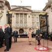 Elizabeth II, à pied devant Buckingham, ouvre la route des Jeux olympiques