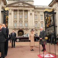 Elizabeth II, à pied devant Buckingham, ouvre la route des Jeux olympiques