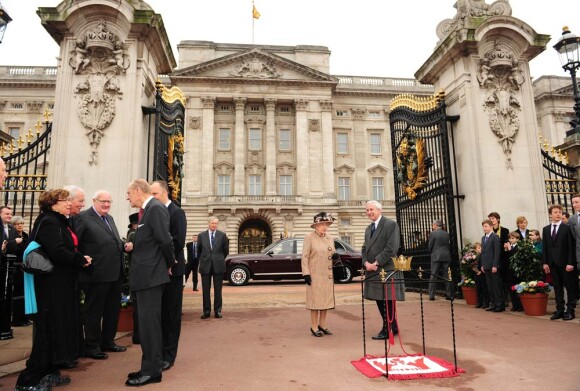 La reine Elizabeth II inaugurait le 29 février 2012, devant les grilles de Buckingham Palace, la dernière des 542 plaques du Jubilee Greenway reliant le palais royal au village olympique et autres lieux de Londres.