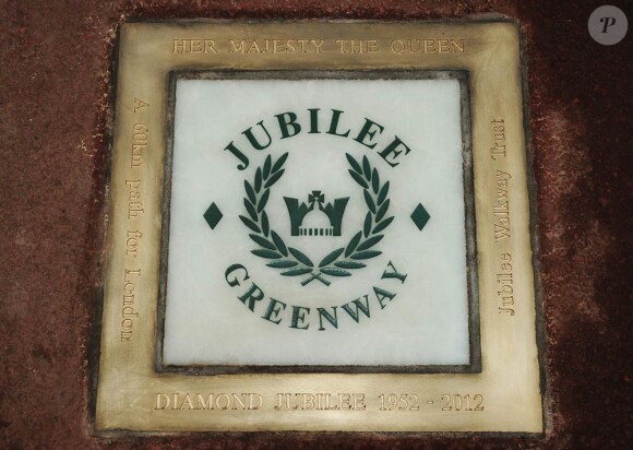 Devant les grilles de Buckingham, la dernière des 542 plaques du Jubilee Greenway reliant le palais royal au village olympique et autres lieux de Londres.