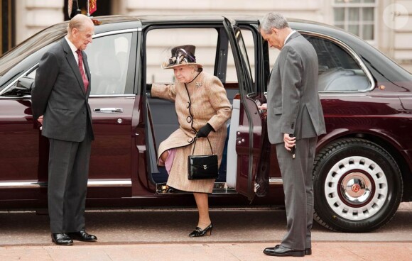 La reine Elizabeth II inaugurait le 29 février 2012, devant les grilles de Buckingham Palace et en compagnie de son époux le duc d'Edimbourg, la dernière des 542 plaques du Jubilee Greenway reliant le palais royal au village olympique et autres lieux de Londres.