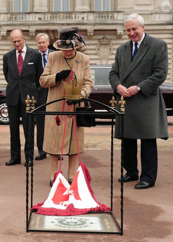 La reine Elizabeth II dévoilait le 29 février 2012, devant les grilles de Buckingham Palace et en compagnie de son époux le duc d'Edimbourg, la dernière des 542 plaques du Jubilee Greenway reliant le palais royal au village olympique et autres lieux de Londres.