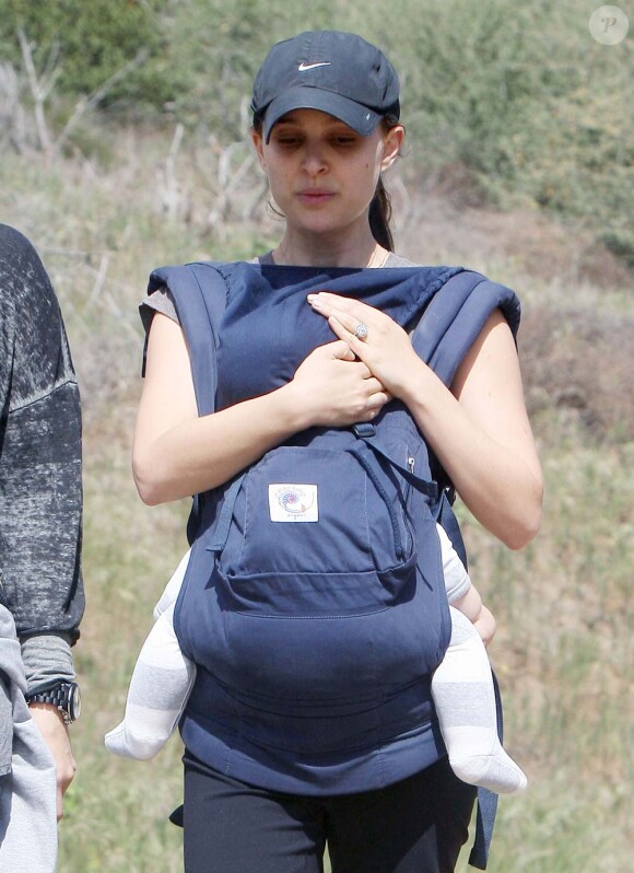 Natalie Portman en balade avec son fils Aleph, à Los Feliz, Los Angeles, le 1er mars 2012.