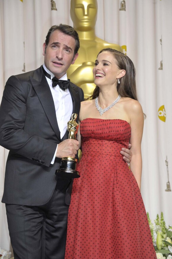 Natalie Portman et Jean Dujardin dans la press room des Oscars, à Los Angeles, le 26 février 2012.