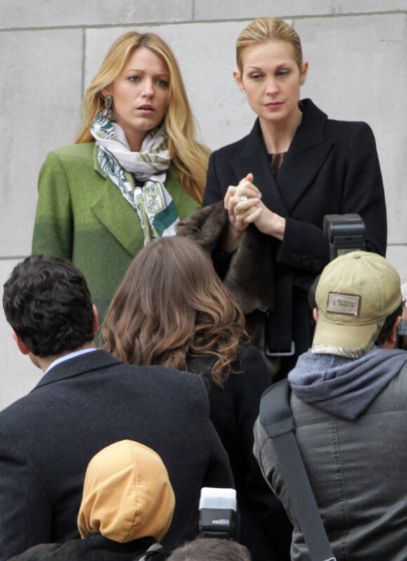 Blake Lively et sa maman dans la série Kelly Rutherford répondent à des journalistes sur le tournage de Gossip Girl, le 1er mars, à New York