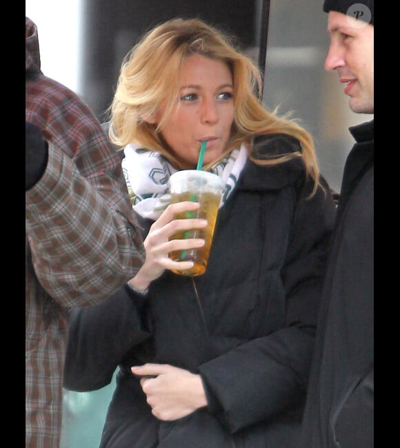 Blake Lively sur le tournage de Gossip Girl le 1er mars 2012 à New York sirote une boisson Starbucks