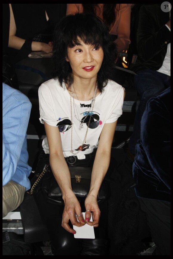 MAggie Cheung a admiré le défilé Lanvin.  Le 2 mars 2012