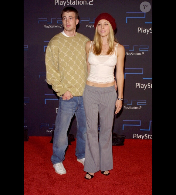 Jessica Biel et son compagnon de l'époque, l'acteur Chris Evans, à Los Angeles, en octobre 2001.