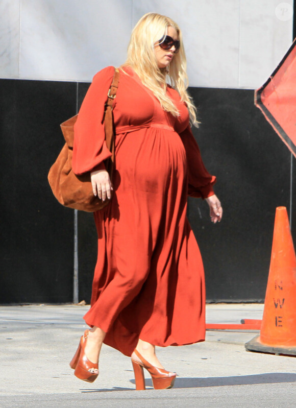 La chanteuse Jessica Simpson fait quelques courses avec une amie à Los Angeles, le samedi 25 février 2012.