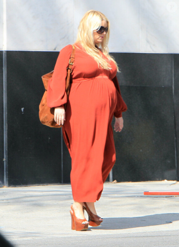A quelques jours de son accouchement, Jessica Simpson fait quelques courses avec une amie à Los Angeles, le samedi 25 février 2012.