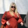 Jessica Simpson fait quelques courses avec une amie à Los Angeles, le samedi 25 février 2012.
