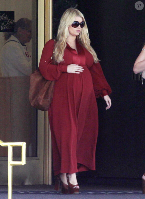 Jessica Simpson, très enceinte, fait quelques courses avec une amie à Los Angeles, le samedi 25 février 2012.