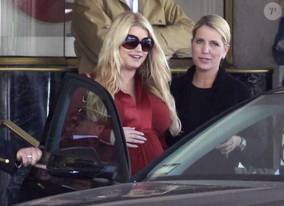 Jessica Simpson embarque à bord de sa voiture après avoir fait quelques courses avec une amie à Los Angeles, le samedi 25 février 2012.