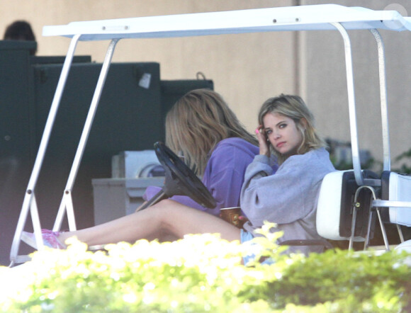 Vanessa Hudgens, devenue blonde, et Ashley Benson, sur le tournage de Spring Breakers, le lundi 5 mars 2012.