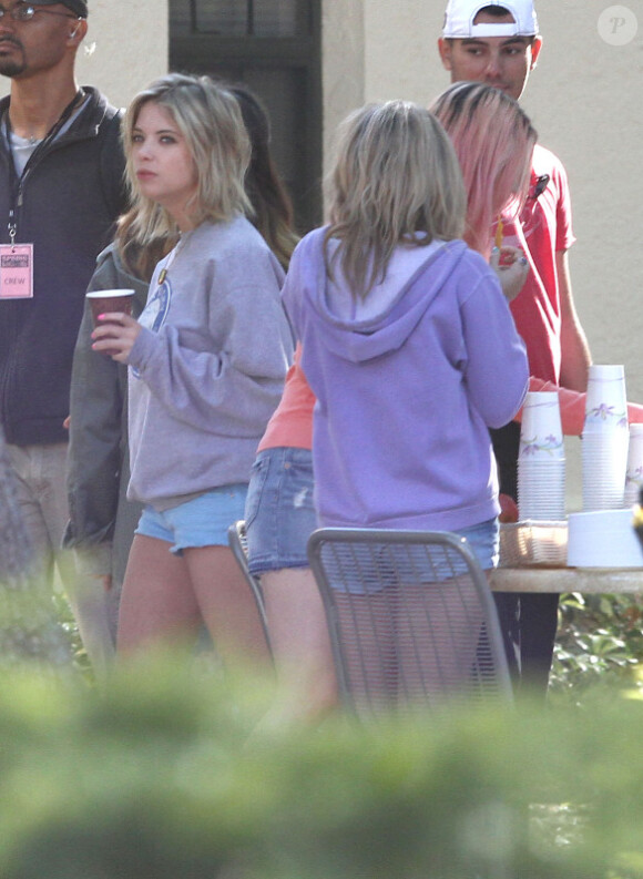 Vanessa Hudgens, devenue blonde, et Ashley Benson, sur le tournage de Spring Breakers, le lundi 5 mars 2012.