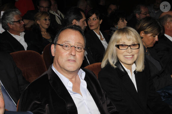 Jean Reno et Mireille Darc lors de la Générale de la pièce Harold et Maude, au théâtre Antoine, le 5 mars 2012. 