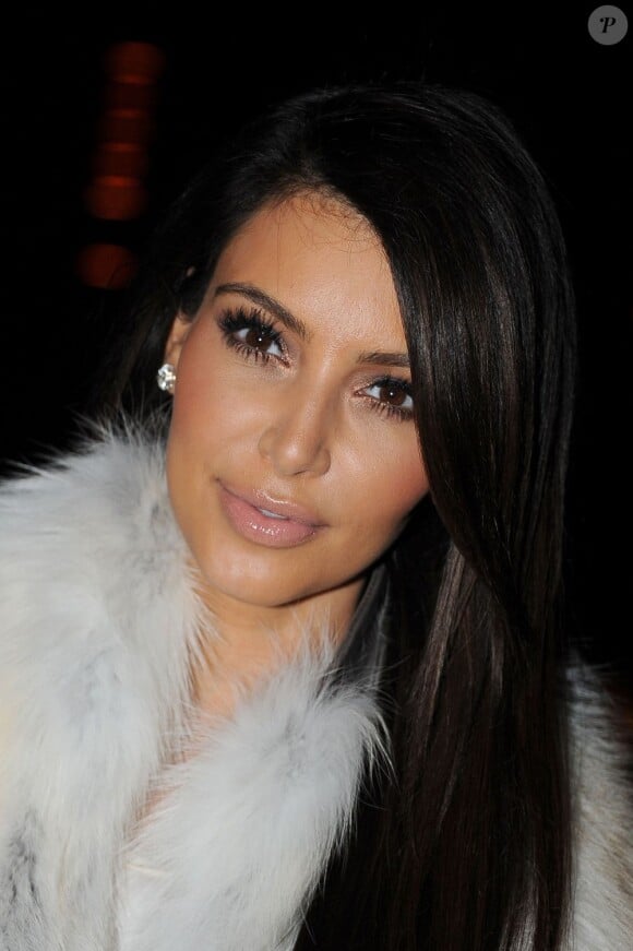 Kim Kardashian au sommet de son art à la Halle Freyssinet pour le défilé Kanye West. Paris, le 6 mars 2012.