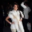 Kim Kardashian, sublime avec son épaisse écharpe en fourrure à la Halle Freyssinet lors du défilé Kanye West. Paris, le 6 mars 2012.