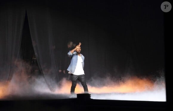 Kanye West salue ses invités à la fin de son défilé. Paris, le 6 mars 2012.