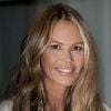 Le top model Elle Macpherson, très en beauté à l'entrée de l'hôtel Sanderson pour assister aux Rodial Beautiful Awards 2012. Londres, le 6 mars 2012.