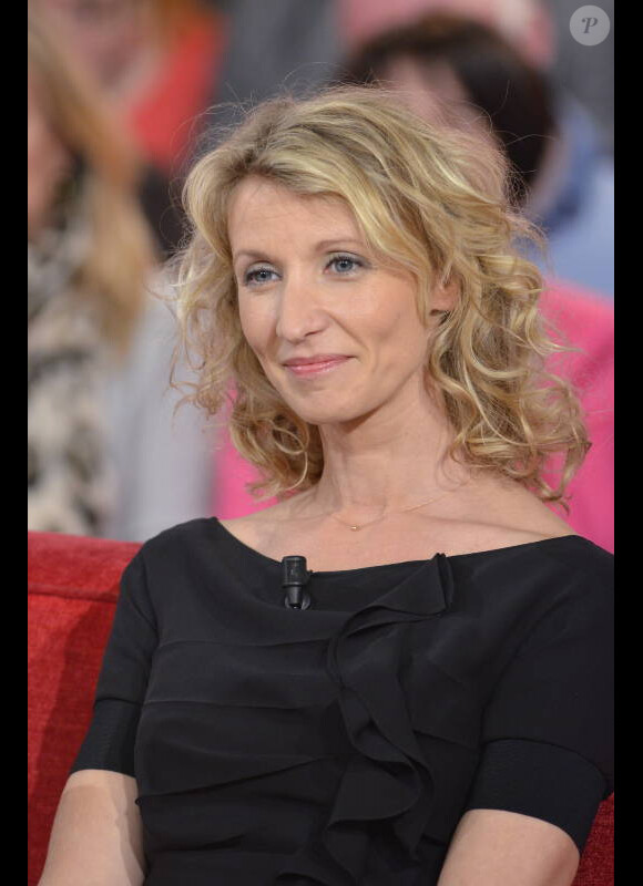 Alexandra Lamy sur le plateau de Vivement dimanche, le 8 mars 2012 - diffusion le 11 mars.